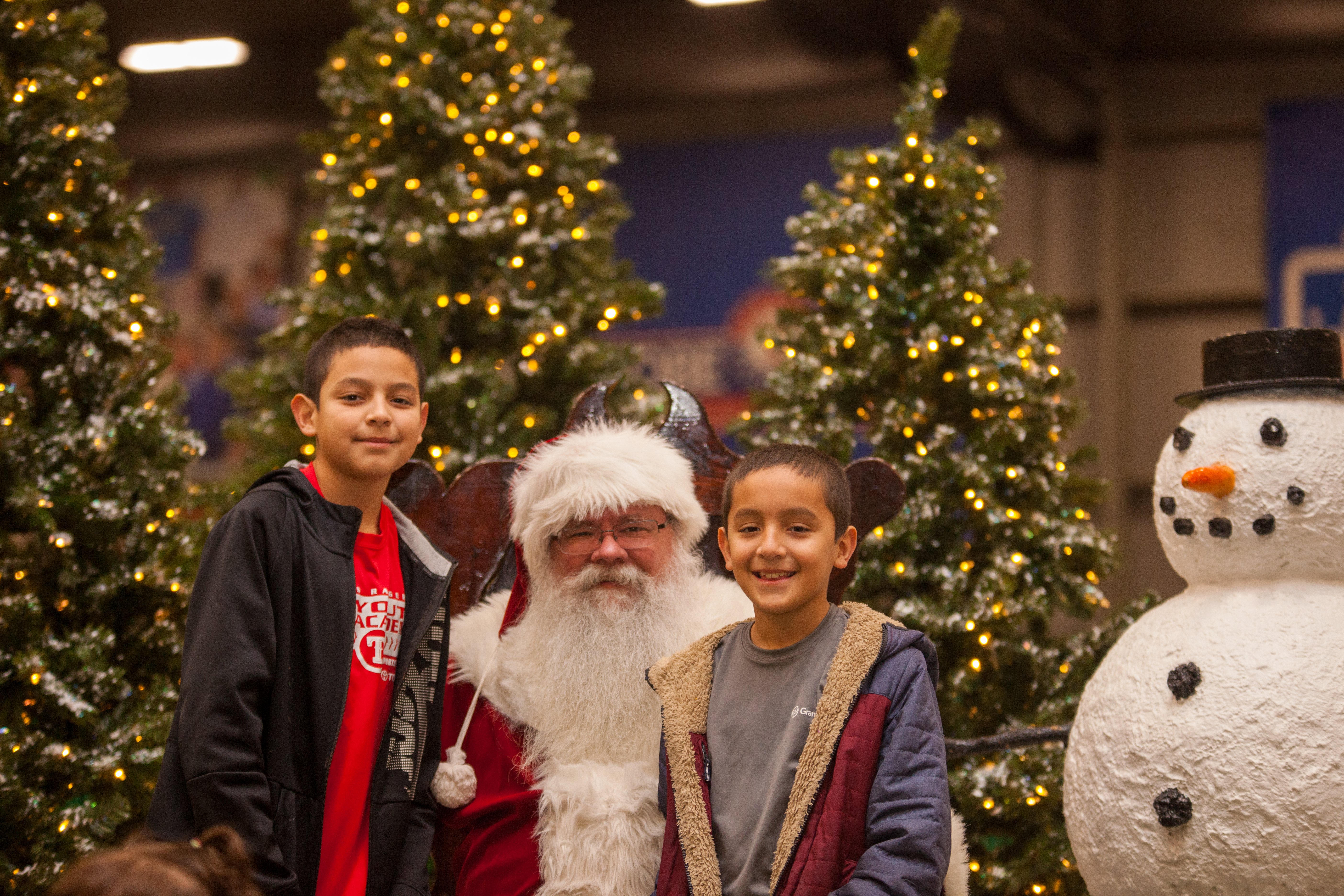 2018-family-hope-center-at-mlb-christmas-party-santa