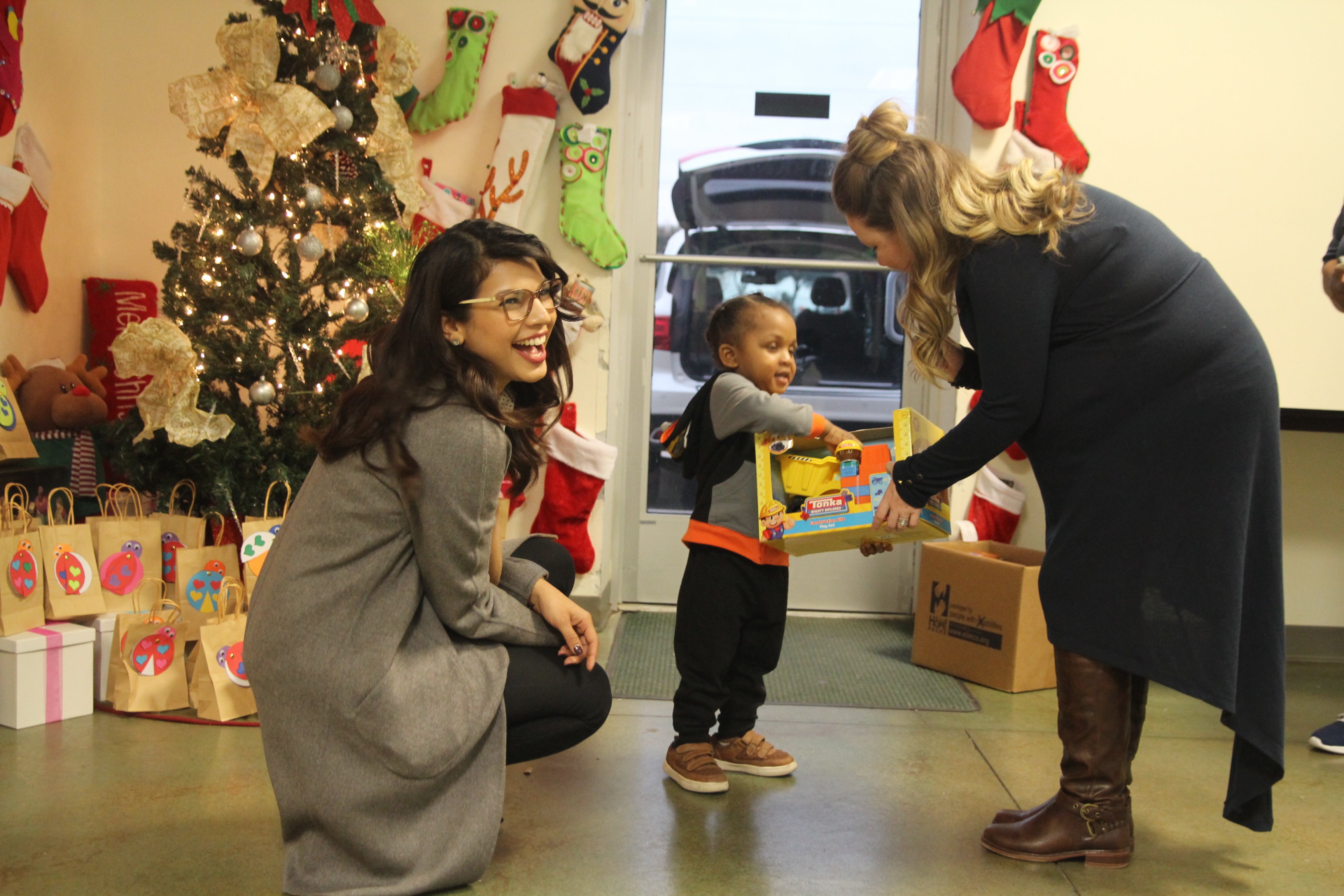 dallas-city-credit-union-2018-toy-drive-child-receives-toy